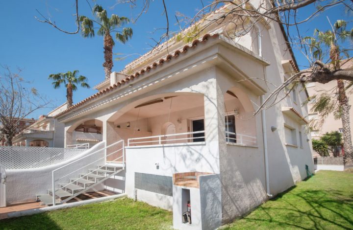 R22-1 Maison mitoyenne avec air conditionné et jardin, à 100 m de la plage